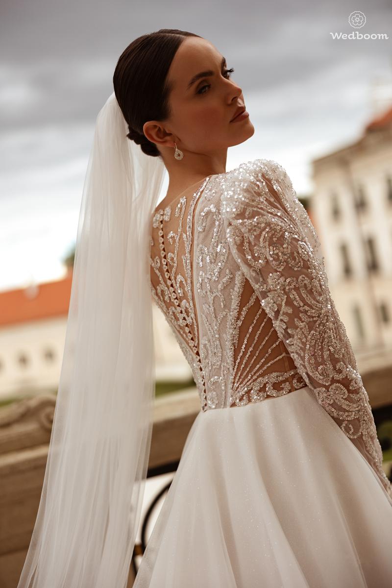 Długi welon ślubny