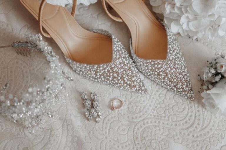 Idealne buty do pudrowej sukienki na wesele – odkryj nasze propozycje!
