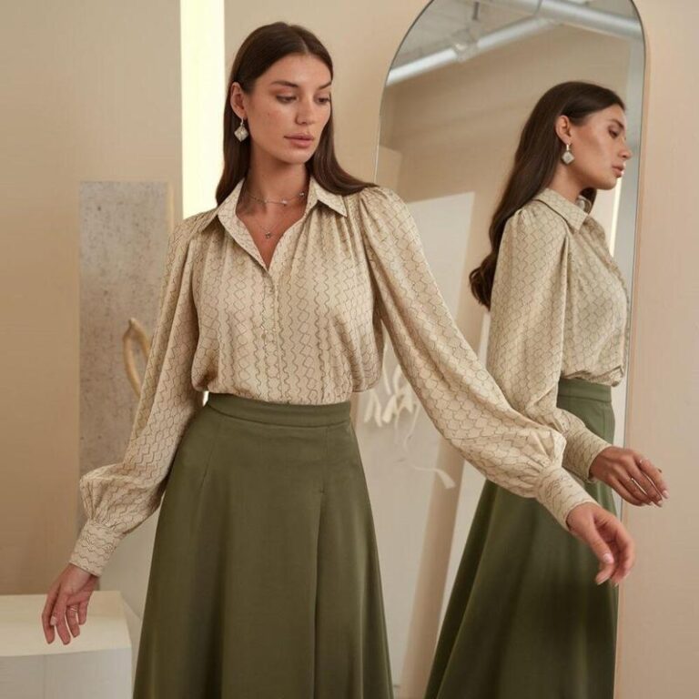 Stylowe połączenia: jaka bluzka do czarnej ołówkowej spódnicy?