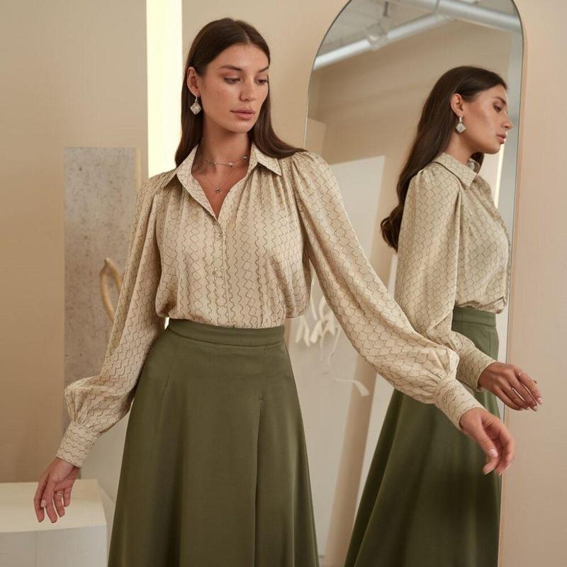 Stylowe połączenia: jaka bluzka do czarnej ołówkowej spódnicy?