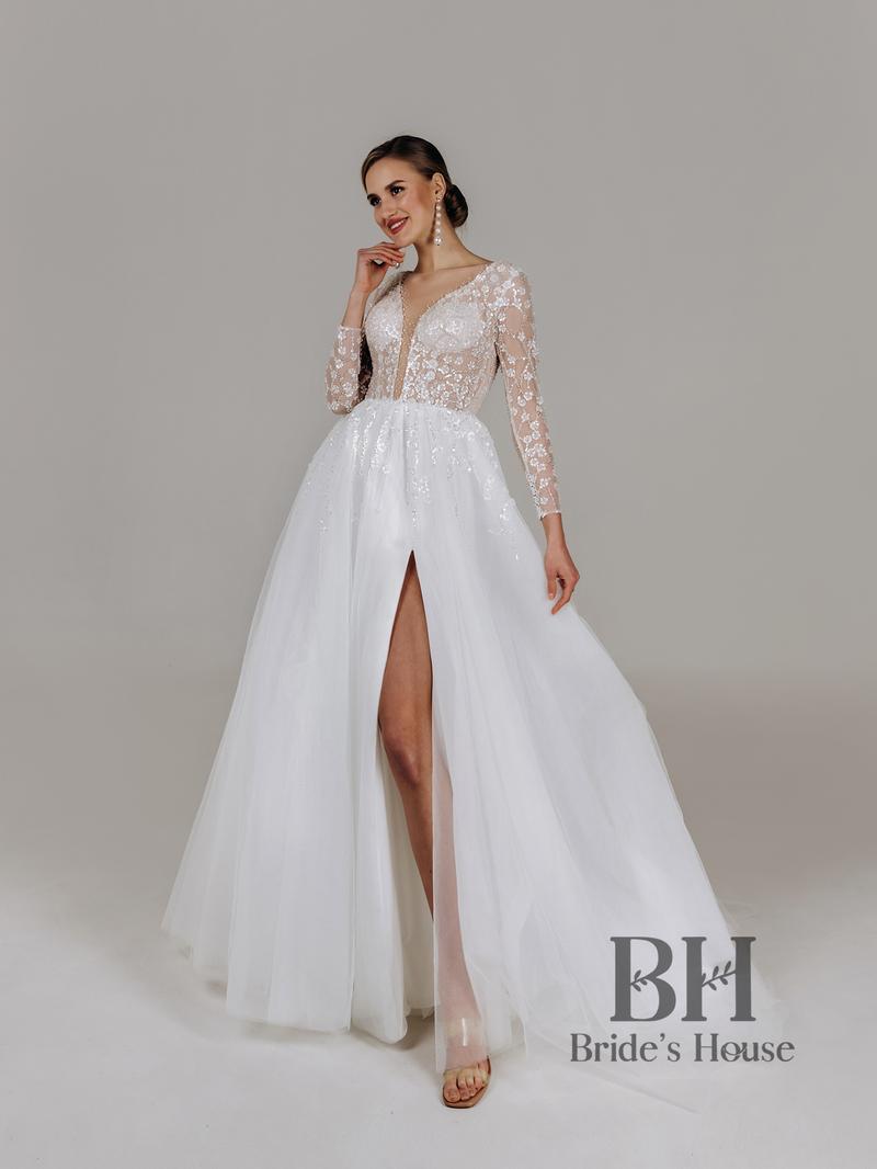 Jak wybrać idealną suknię ślubną dla niskiej panny młodej?