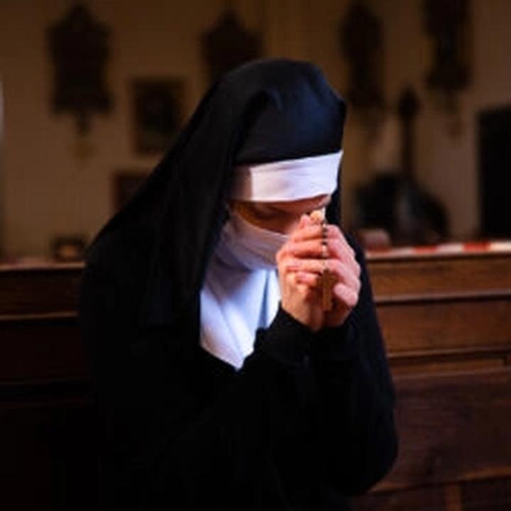 Przewodnik po szyciu: jak uszyć strój zakonnicy krok po kroku