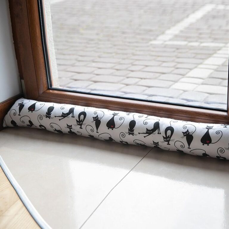 Stylowy wałek pod drzwi – prosty sposób na jego uszycie krok po kroku