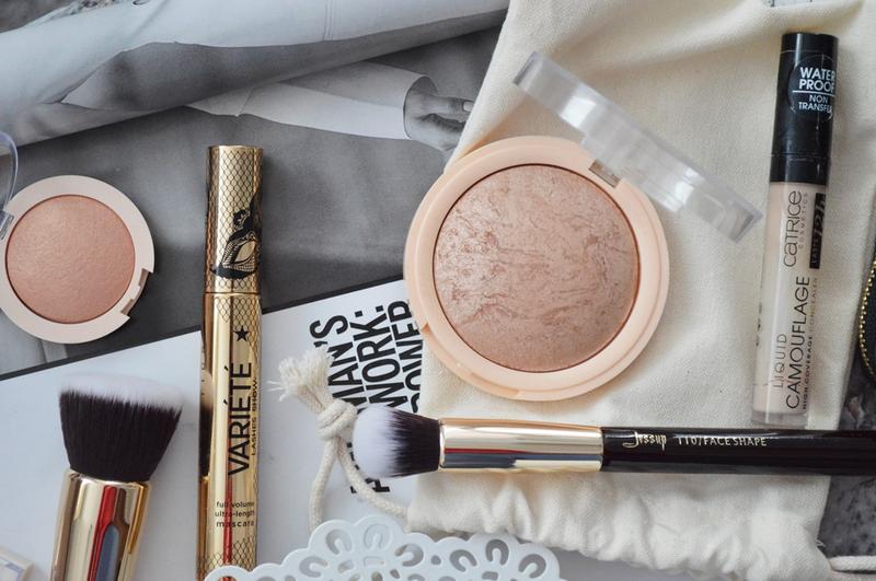 Paletki cieni róże i szminki