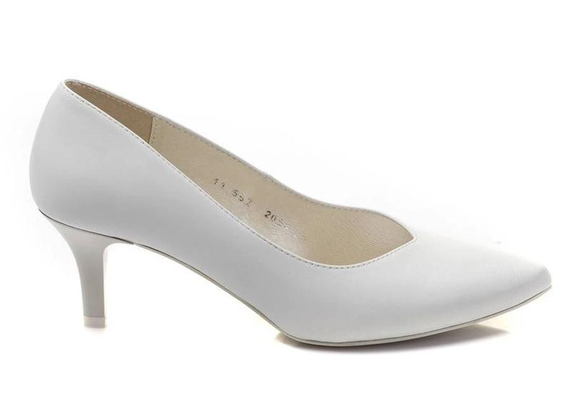 Idealne połączenie: jakie buty do sukienki ecru wybrać?