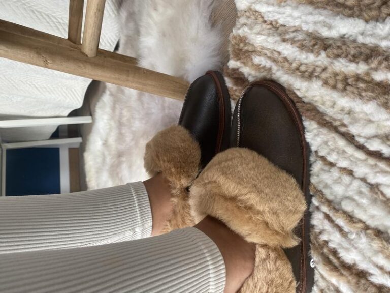 Jak samodzielnie uszyć wygodne kapcie z kożucha w kilku prostych krokach