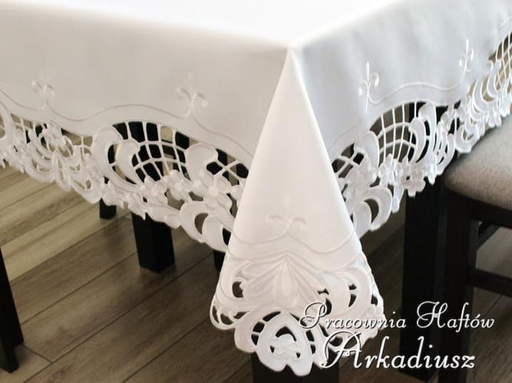 Pomiar stołu i dobór obrusu
