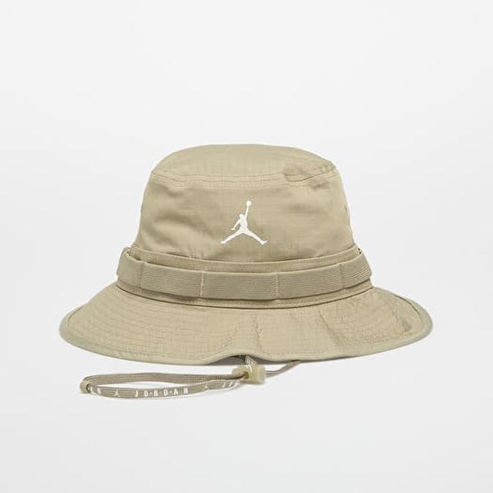 Stylizacje z bucket hat na różne pory roku