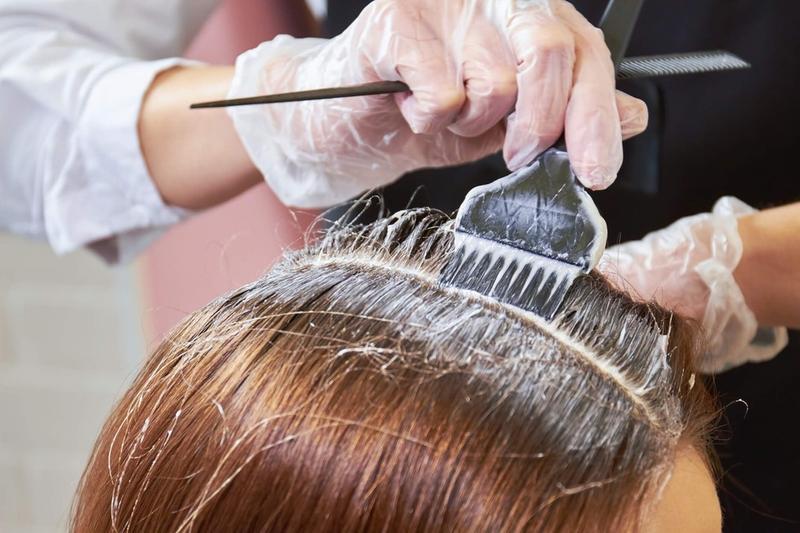 Sekrety udanego farbowania odrostów blond w domowym zaciszu
