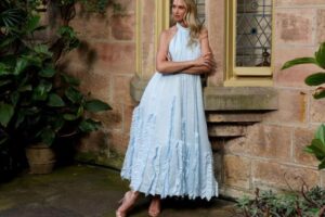 Jakie buty pasują do niebieskiej sukienki w kwiaty? Oto nasze propozycje!