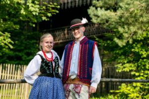 Tworzenie wyjątkowego stroju góralskiego dla chłopca – krok po kroku